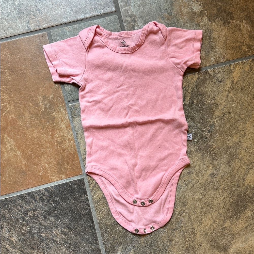 7 Honest company onesies - size 12 months - Picture 5 of 6